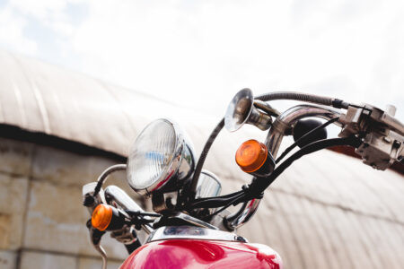 LANGENBACH – 🛵 Ohne Führerschein und Versicherung unterwegs: Polizei stoppt 34-Jährigen am 26.06.2025 auf Parkplatz eines Verbrauchermarktes. 🚔