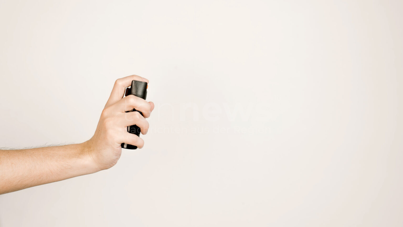 AUGSBURG – Unbekannter sprüht drei Männer am Samstag (29.03.2025) mit Pfefferspray an. Polizei ermittelt wegen Körperverletzung und sucht Zeugen 🚨👮‍♂️