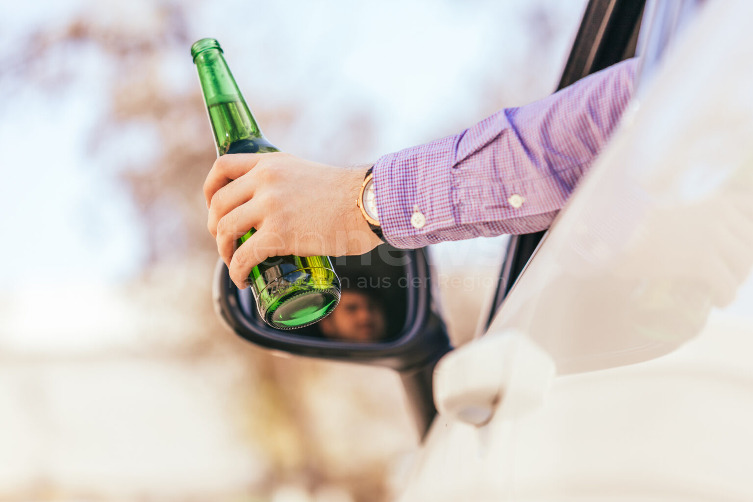 AUGSBURG - 🍺 Extreme Trunkenheit am Freitag (18.04.2025) im Straßenverkehr! 21-Jähriger mit über 2,2 Promille ignoriert Polizei und fährt gegen Bordstein! 🚫