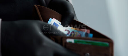SCHONDORF AM AMMERSEE - 💰 Betrug an Supermarktkasse am Donnerstag (08.05.2025)! Mann manipuliert Wechselvorgang und erbeutet dreistelligen Betrag - Täter mit ausländischem Kennzeichen flüchtig! 💼