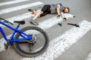 BUXHEIM – 🐾🚴 Radfahrer stößt am 06.07.2025 mit freilaufendem Hund zusammen und verletzt sich bei Sturz leicht.