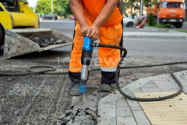 🚧 SCHROBENHAUSEN – Parkplatz am Amtsgebäude in der Regensburger Straße ab 27.03.2025 für rund vier Wochen gesperrt. Sanierung beginnt. 🏗