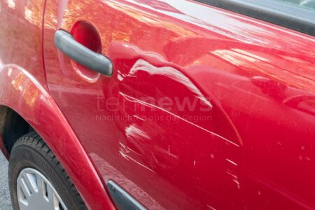 PFAFFENHOFEN AN DER ILM - 💥 Unfallflucht auf Realschul-Parkplatz am Freitag (08.05.2025)! Auto an hinterer rechter Tür beschädigt - Verursacher flüchtet ohne Personalien zu hinterlassen! 🚗