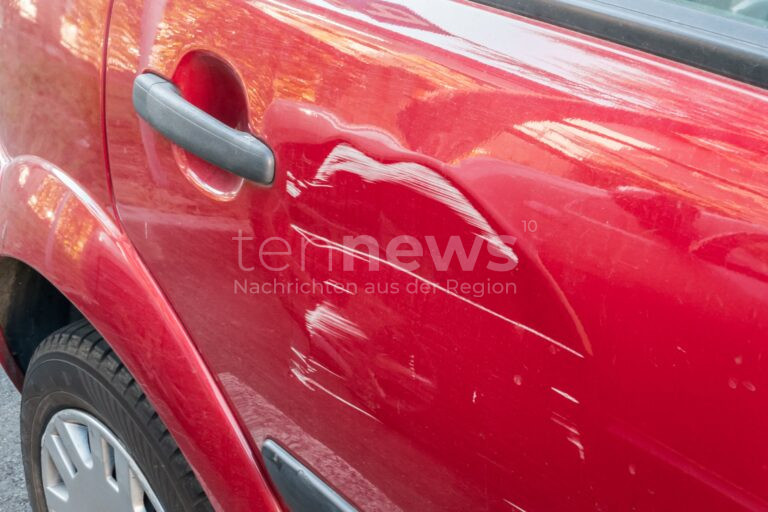 VELDEN - 🚨 Ein grauer Mercedes wurde am Donnerstag (17.04.2025) auf dem Penny-Parkplatz beschädigt. Der Verkehrsunfall mit 2.500 Euro Schaden geschah durch eine Autotür! 🚗