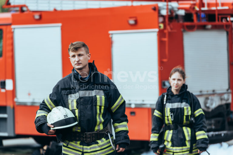 B300 BEI AICHACH – Auffahrunfall am Dienstag (04.03.2025). Ein 37-Jähriger fuhr einem 25-Jährigen ins Heck. 15.000 Euro Schaden, Feuerwehr reinigt Fahrbahn 🚒
