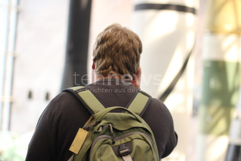 NÜRNBERG - 🎒 Dreister Rucksackdiebstahl am Samstag (19.04.2025) am Hauptbahnhof! 51-jähriger Grieche stiehlt Gepäck mit 1.000 Euro - Videoüberwachung überführt Täter! 📹