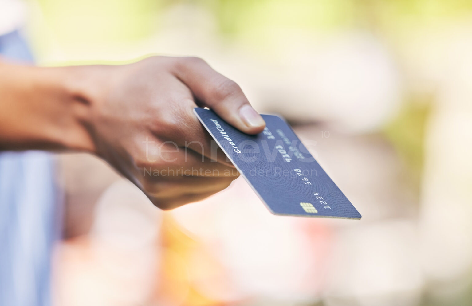 AUGSBURG – Supermarktmitarbeiter stoppt am Mittwoch (05.03.2025) Ladendieb 🛒🚔 Mann hatte fremde Bankkarte und Nagelschere dabei!