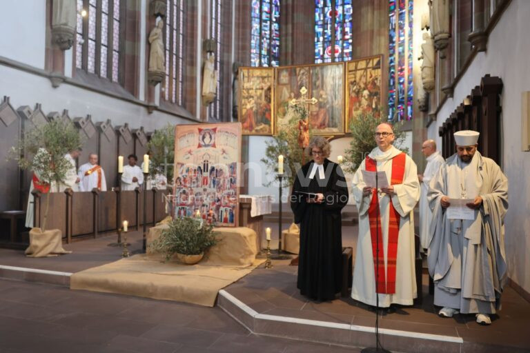 WÜRZBURG – Freitag (11.04.2025): Ökumenisches Gedenken an Märtyrer aller Konfessionen. Bischof Jung: „Glaubenszeugnis vereint über den Tod hinaus.“ ✝🕯