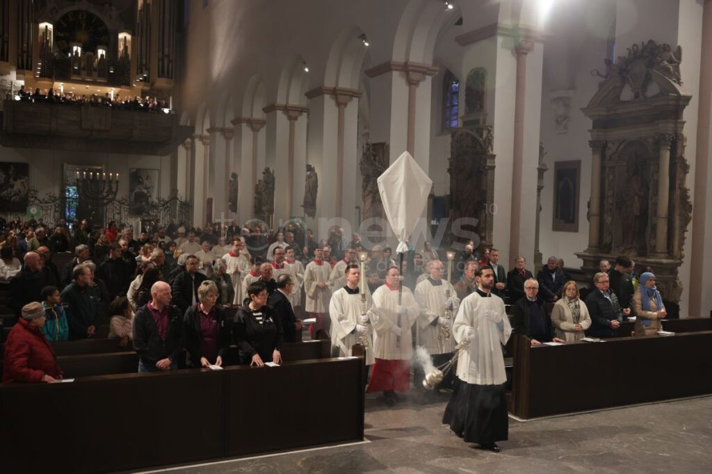 WÜRZBURG - ✝️ Bischof Jung feierte am Gründonnerstag (17.04.2025) einen feierlichen Gottesdienst im Kiliansdom. Er wusch Gläubigen die Füße und betonte die Herzensverbindung zu Jesus! 🙏