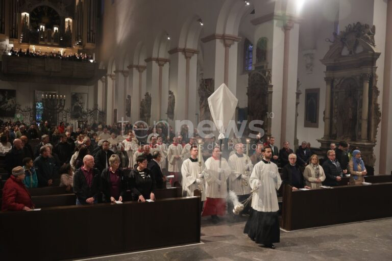 WÜRZBURG - ✝ Bischof Jung feierte am Gründonnerstag (17.04.2025) einen feierlichen Gottesdienst im Kiliansdom. Er wusch Gläubigen die Füße und betonte die Herzensverbindung zu Jesus! 🙏