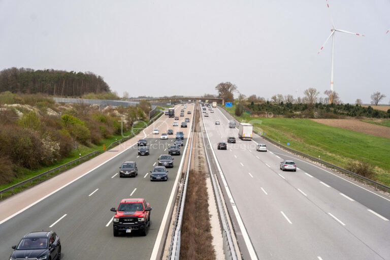 A93 BEI WOLNZACH – 82-Jähriger wendet am Donnerstag (17.04.2025) im Stau auf der A93 🚗 Drei mutige Autofahrer stoppen Geisterfahrer – Führerschein sichergestellt 🚔