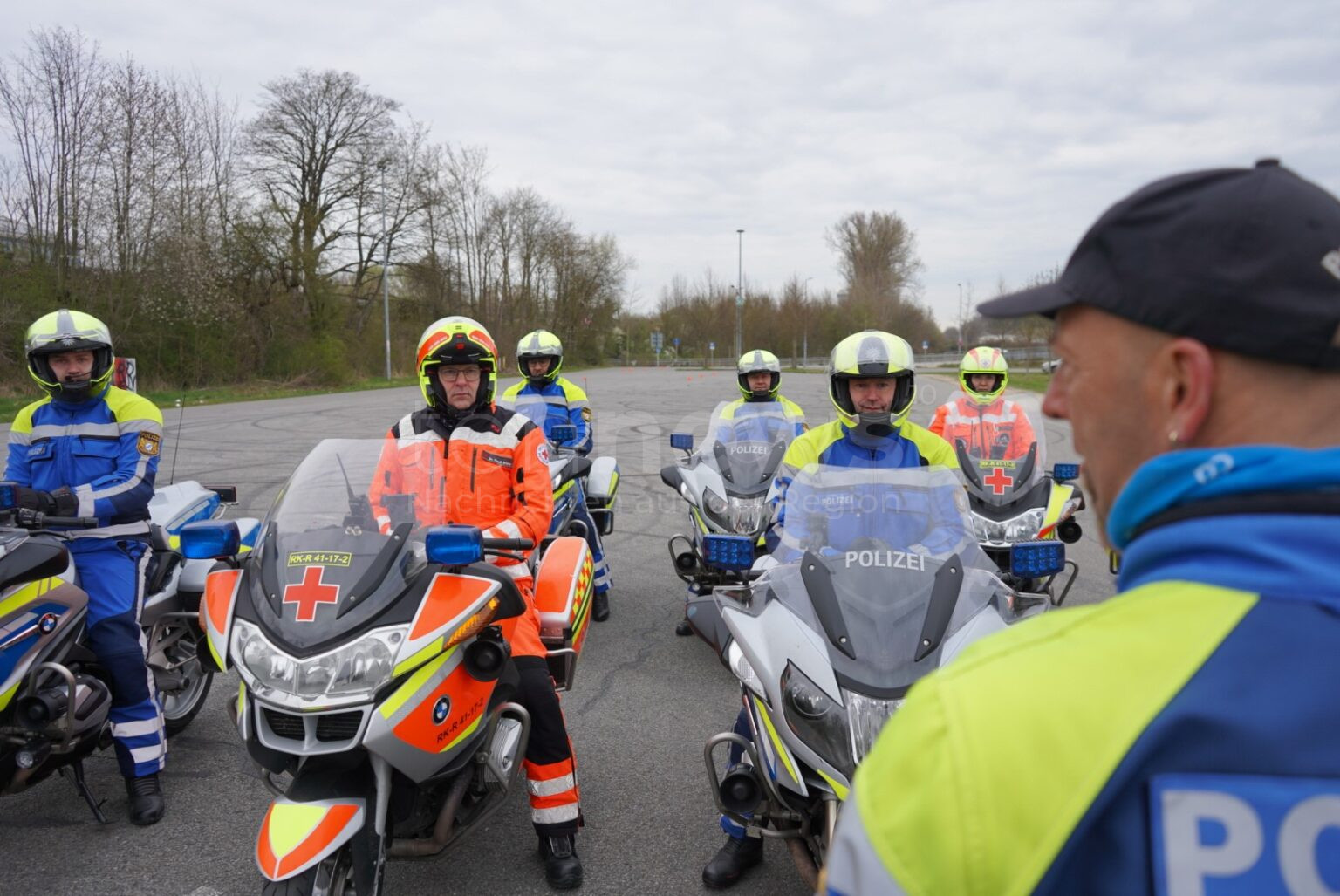 OBERPFALZ - 🏍️ Polizei und Rettungsdienste bereiteten sich gemeinsam auf die Motorradsaison 2025 vor. Spezielle Trainings für Einsatzfahrten erhöhen die Verkehrssicherheit! 🚔