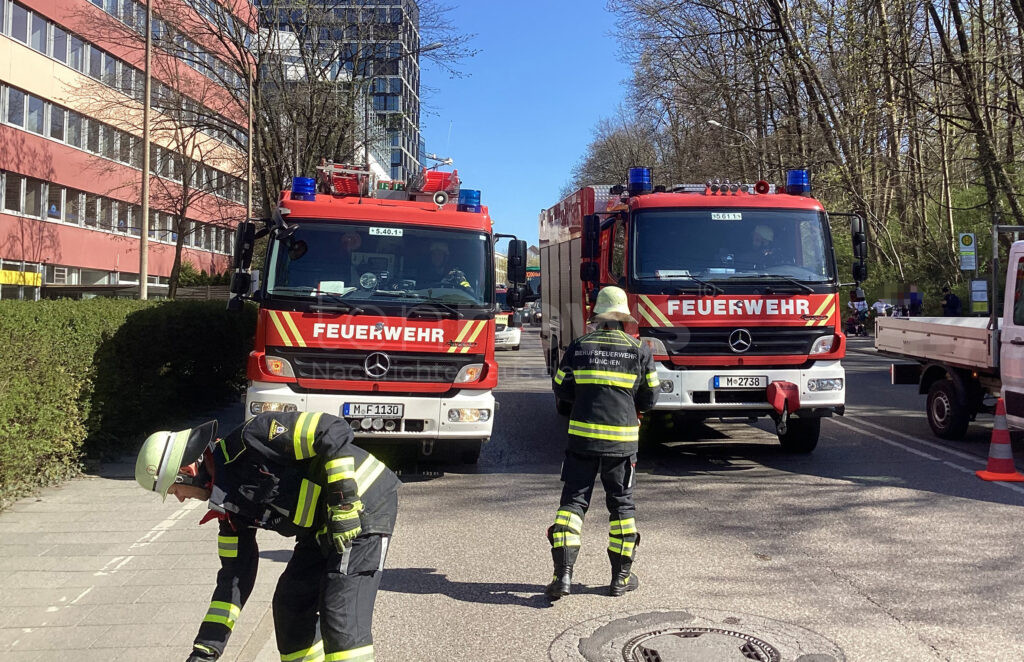 MÜNCHEN – Ein Doppeldeckerbus blieb am Freitag (11.04.2025) in der Rosenheimer Straße in einer Bahnunterführung stecken – niemand wurde verletzt 🚌🚧