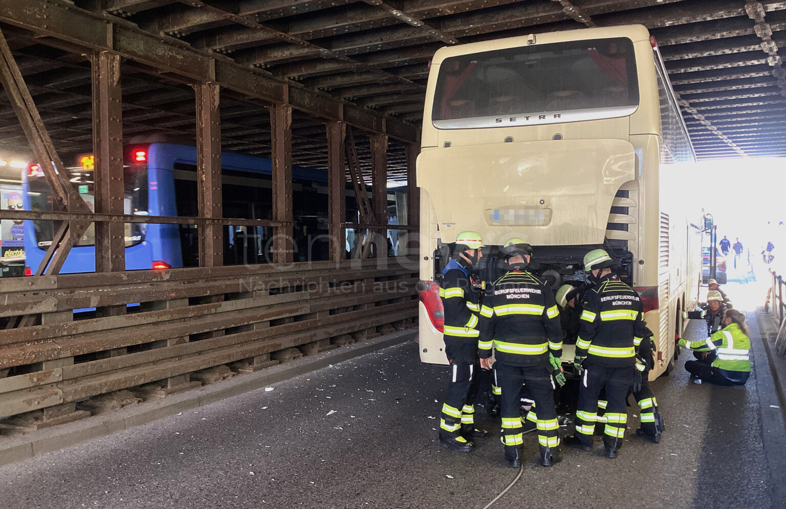 MÜNCHEN – Ein Doppeldeckerbus blieb am Freitag (11.04.2025) in der Rosenheimer Straße in einer Bahnunterführung stecken – niemand wurde verletzt 🚌🚧