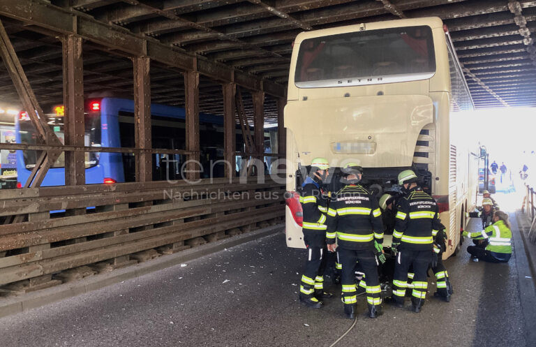 MÜNCHEN – Ein Doppeldeckerbus blieb am Freitag (11.04.2025) in der Rosenheimer Straße in einer Bahnunterführung stecken – niemand wurde verletzt 🚌🚧