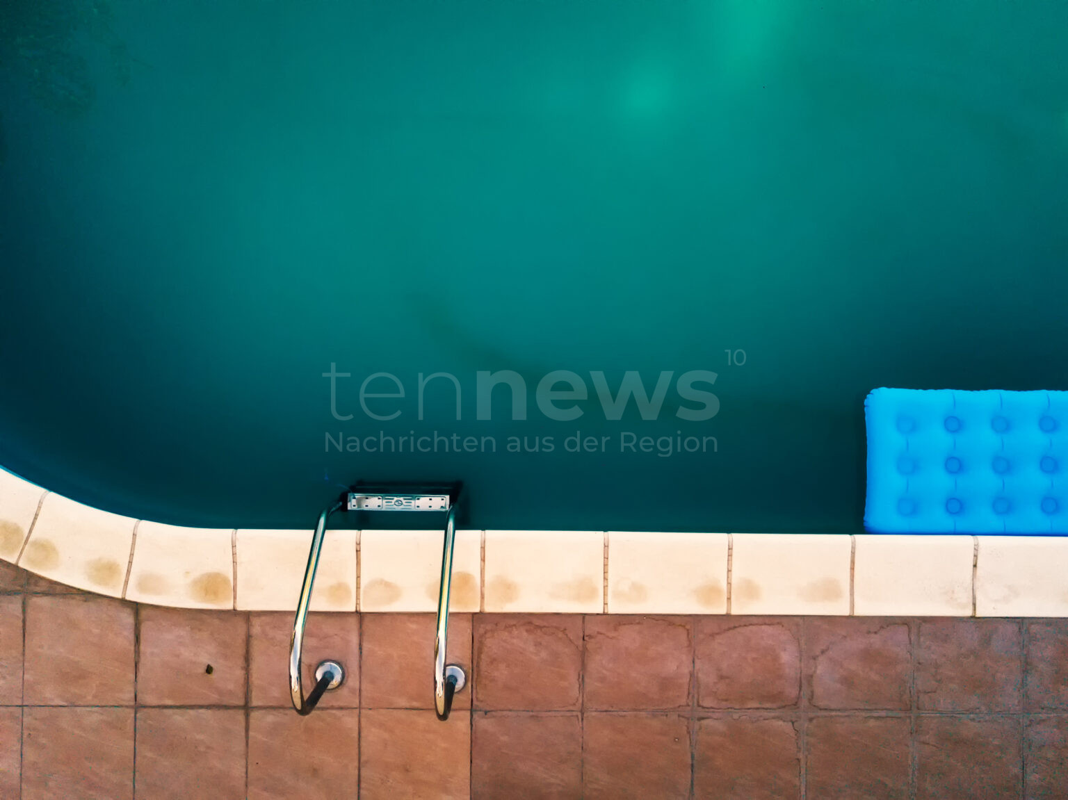 HITZHOFEN – Montag (15.04.2025): Bub stürzt in Pool – Bruder rettet ihn mit Wiederbelebung. Polizei ermittelt gegen Mutter. 🚨👶💦