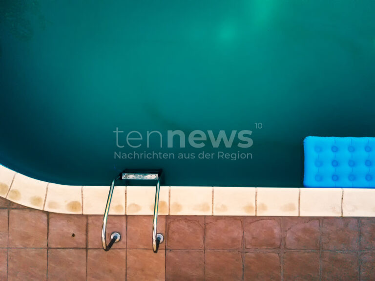 HITZHOFEN – Montag (15.04.2025): Bub stürzt in Pool – Bruder rettet ihn mit Wiederbelebung. Polizei ermittelt gegen Mutter. 🚨👶💦