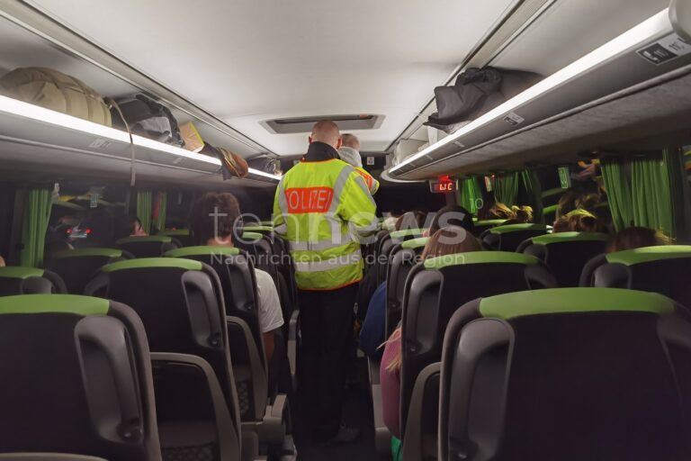 LINDAU - 🚌 Illegale Einschleusung am Sonntag (20.04.2025) an der Grenze aufgedeckt! 20 Peruaner ohne gültige Papiere im Reisebus - Drei Personen wegen Einschleusens angezeigt! 🛂