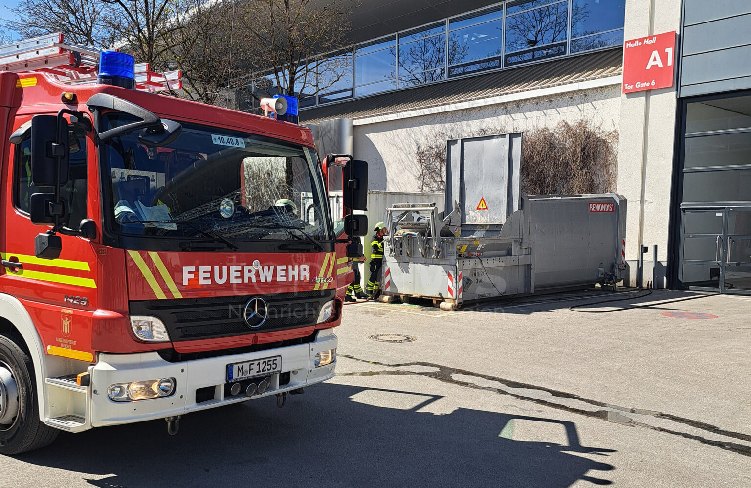 MÜNCHEN - 🔥 Auf dem BAUMA-Messegelände brach am Samstag (12.04.2025) ein Brand in einer Müllpresse aus. Sicherheitsdienst und Feuerwehr löschten die Flammen schnell! 🚒