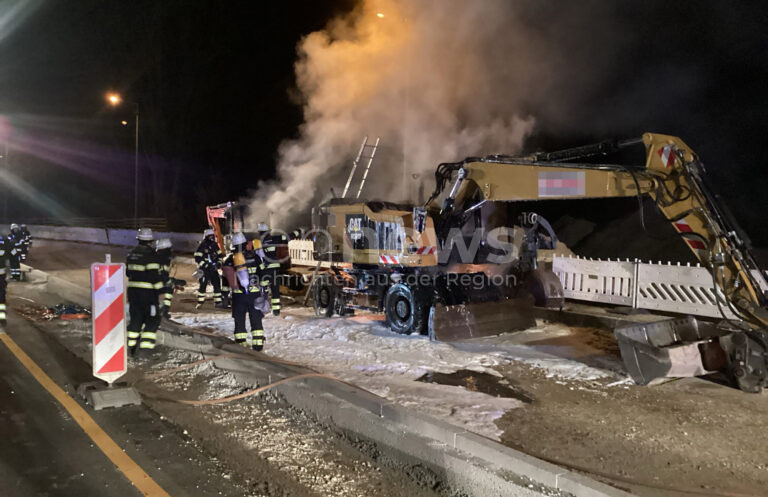 MÜNCHEN – Zwei Bagger brennen am Dienstag (22.04.2025) auf Baustelle in der Wolfratshauser Straße aus 🚒 Sachschaden rund 400.000 Euro – Polizei ermittelt 🔥