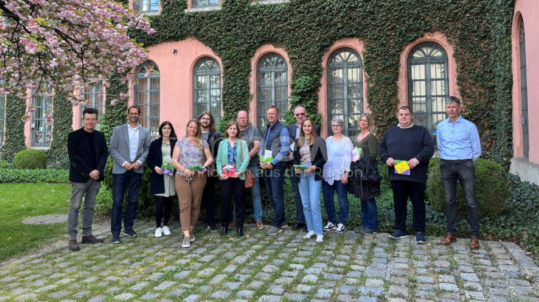 ROSENHEIM – Stadt Rosenheim belohnt Wahlhelfer mit Gutscheinen 🗳 Anmeldung für Kommunalwahl 2026 läuft. Das Gewinnspiel findet erneut statt. ✨