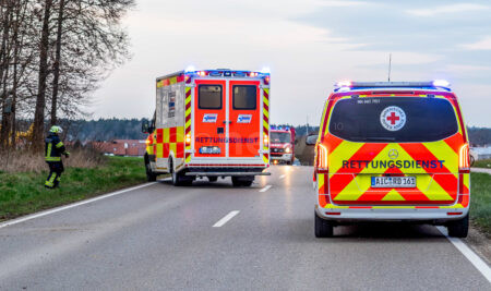 AFFING – Zwei verletzte Frauen bei Frontalcrash zwischen einem Auto und einem Lastwagen auf der St2035 🚑💥 Gesamtschaden bei 35.000 Euro!