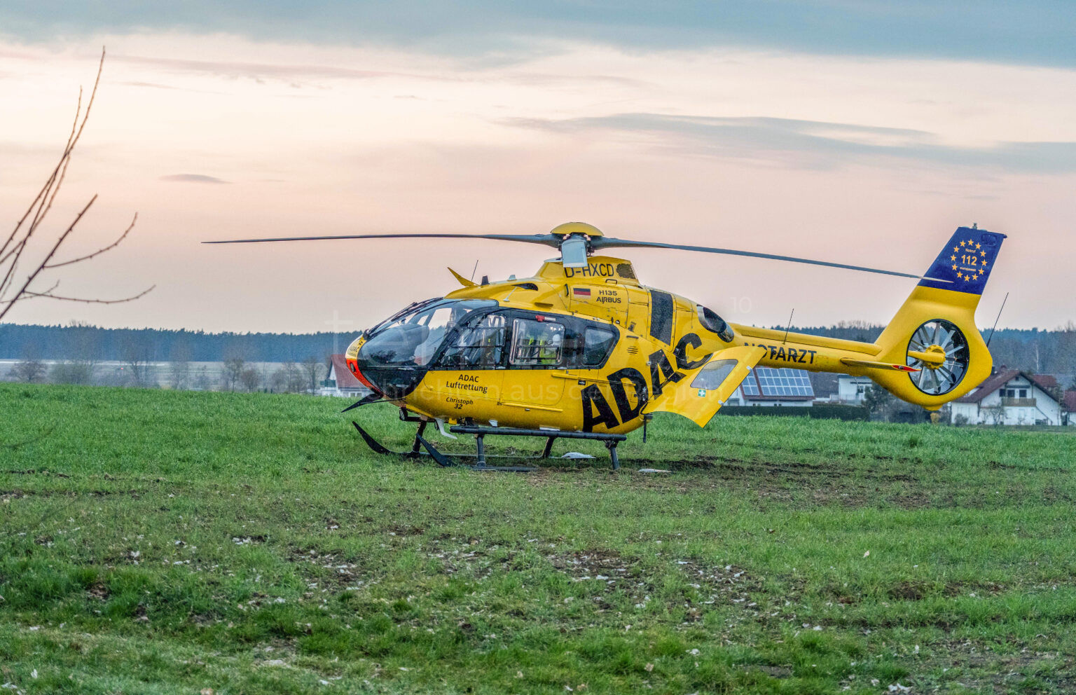 BEILNGRIES - 🏍️ Schwerer Unfall auf Kreisstraße am Donnerstag (01.05.2025)! Motorrad überschlägt sich dreimal im Feld. 57-jährige Fahrerin schwer verletzt, Hubschrauber im Einsatz! 🚑