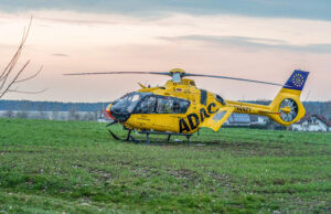 BEILNGRIES - 🏍️ Schwerer Unfall auf Kreisstraße am Donnerstag (01.05.2025)! Motorrad überschlägt sich dreimal im Feld. 57-jährige Fahrerin schwer verletzt, Hubschrauber im Einsatz! 🚑
