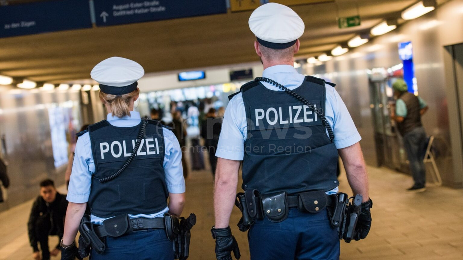 MÜNCHEN - 🚨 Zwei Männer (43, 50) verletzten sich am Samstag (12.04.2025) am Pasinger Bahnhof. Die Körperverletzung mit zerbrochener Flasche führte zu Schnittwunden! 🩸
