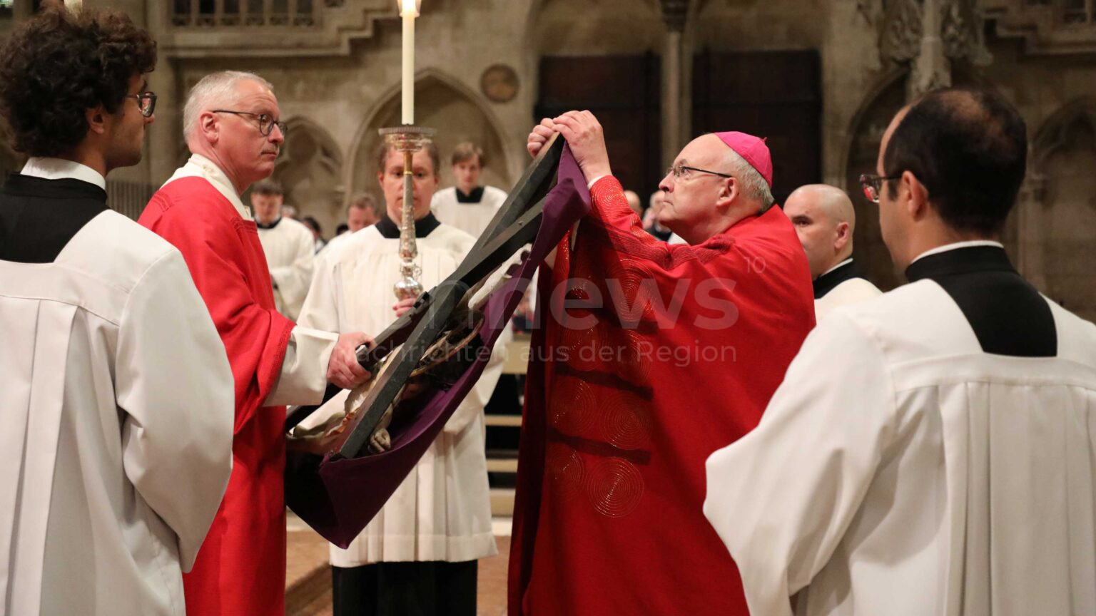 REGENSBURG - ✝️ Bischof Voderholzer feierte am Karfreitag (18.04.2025) die Liturgie vom Leiden Christi im Dom. Der Gottesdienst mit Kreuzverehrung wurde von den Domspatzen musikalisch gestaltet! 🙏