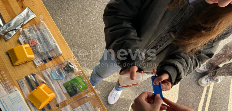AUGSBURG – 36 Schülerinnen lernten beim Girls’Day 2025 am Donnerstag (03.04.2025) die Arbeit des Zolls kennen und schnupperten einen Tag lang Beamtenluft 💼