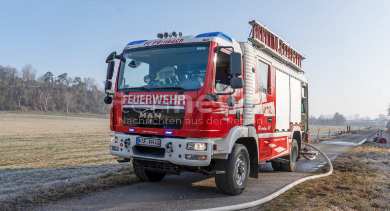 KINDING - 🔥 Auf einem Campingplatz brach am Dienstag (15.04.2025) ein Brand aus. Der Vorfall zerstörte einen Baum und beschädigte einen Wohnwagen! 🚒