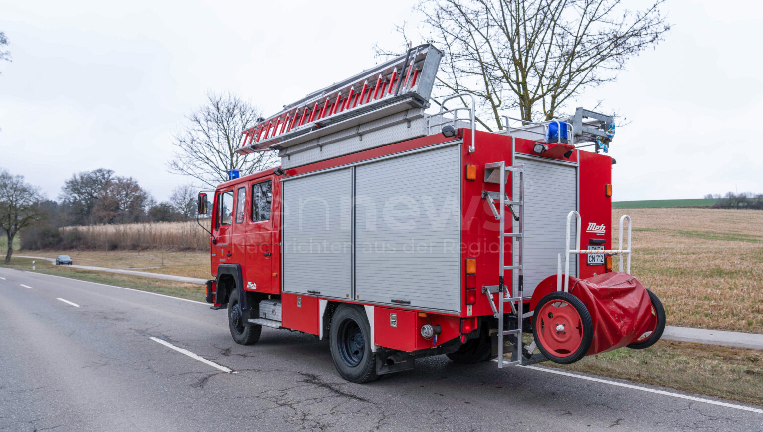 AICHACH - 🔥 Samstag (10.05.2025): Fahrzeug fängt Feuer bei Motorprüfung – mehrere Schäden, Feuerwehr sperrt Martinstraße! 🚒