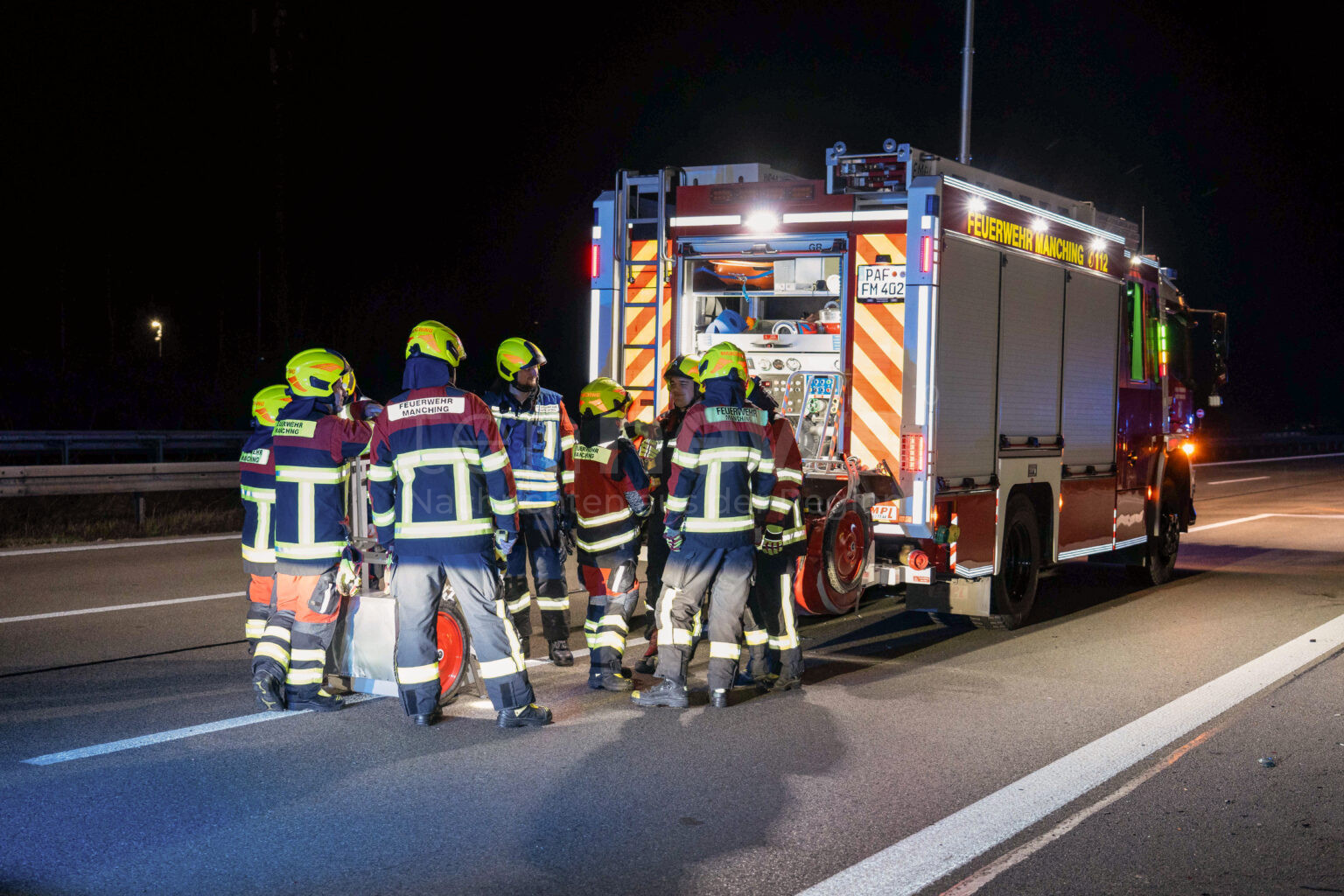 BAYREUTH - 🚚 Unfall auf der A9 in der Nacht zum Samstag (17.05.2025)! Paketfahrer rammte überstehende Kranteile eines Schwertransports - Fahrzeug aufgerissen, 100.000 Euro Schaden! 💥