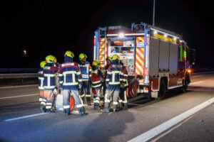 BAYREUTH - 🚚 Unfall auf der A9 in der Nacht zum Samstag (17.05.2025)! Paketfahrer rammte überstehende Kranteile eines Schwertransports - Fahrzeug aufgerissen, 100.000 Euro Schaden! 💥