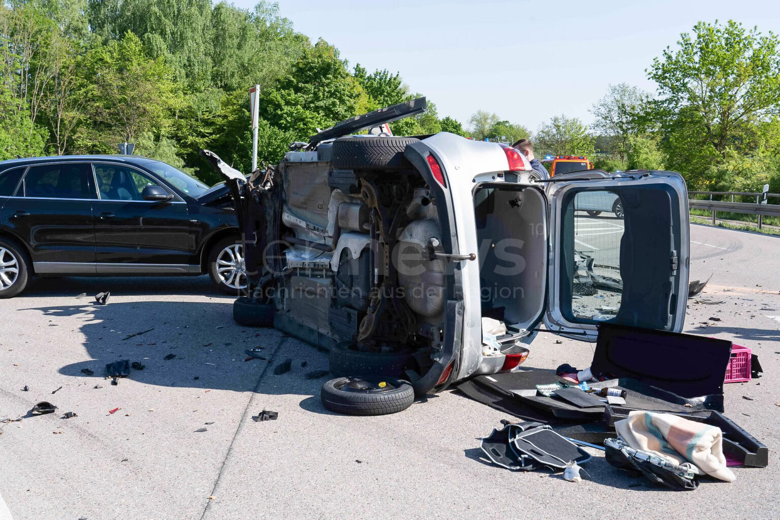 ST2232 BEI ERNSGADEN – Schwerer Verkehrsunfall an der Kreuzung B16 und St2232 💥🚑 Drei Personen mittelschwer, zwei leicht verletzt. Auto auf Seite geworfen.