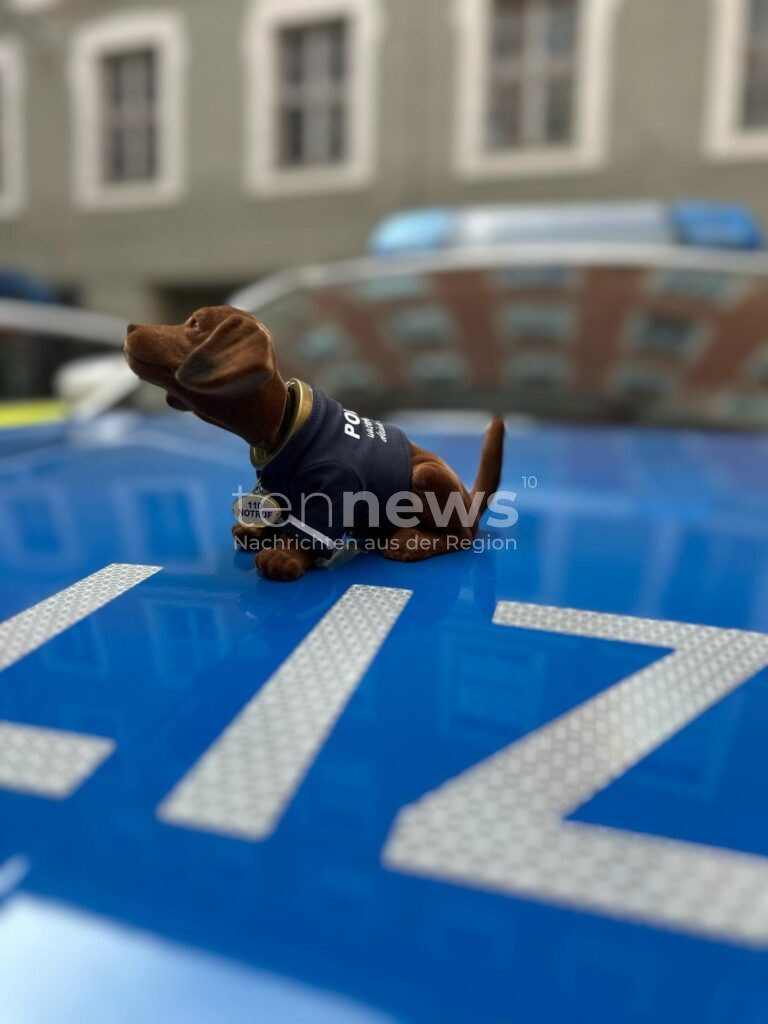 MÜNCHEN – Wackeldackel im Streifenwagen? 🐶🚓 Bayerns Polizei bekommt angeblich tierischen Beifahrer – doch leider alles ist nur ein Aprilscherz. 😉