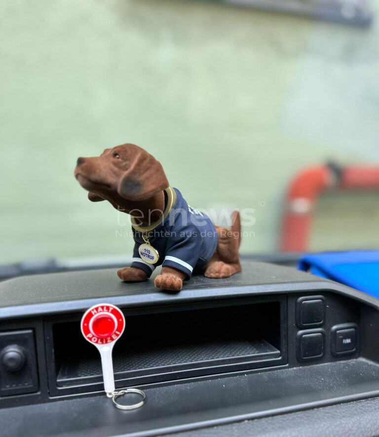 MÜNCHEN – Wackeldackel im Streifenwagen? 🐶🚓 Bayerns Polizei bekommt angeblich tierischen Beifahrer – doch leider alles ist nur ein Aprilscherz. 😉