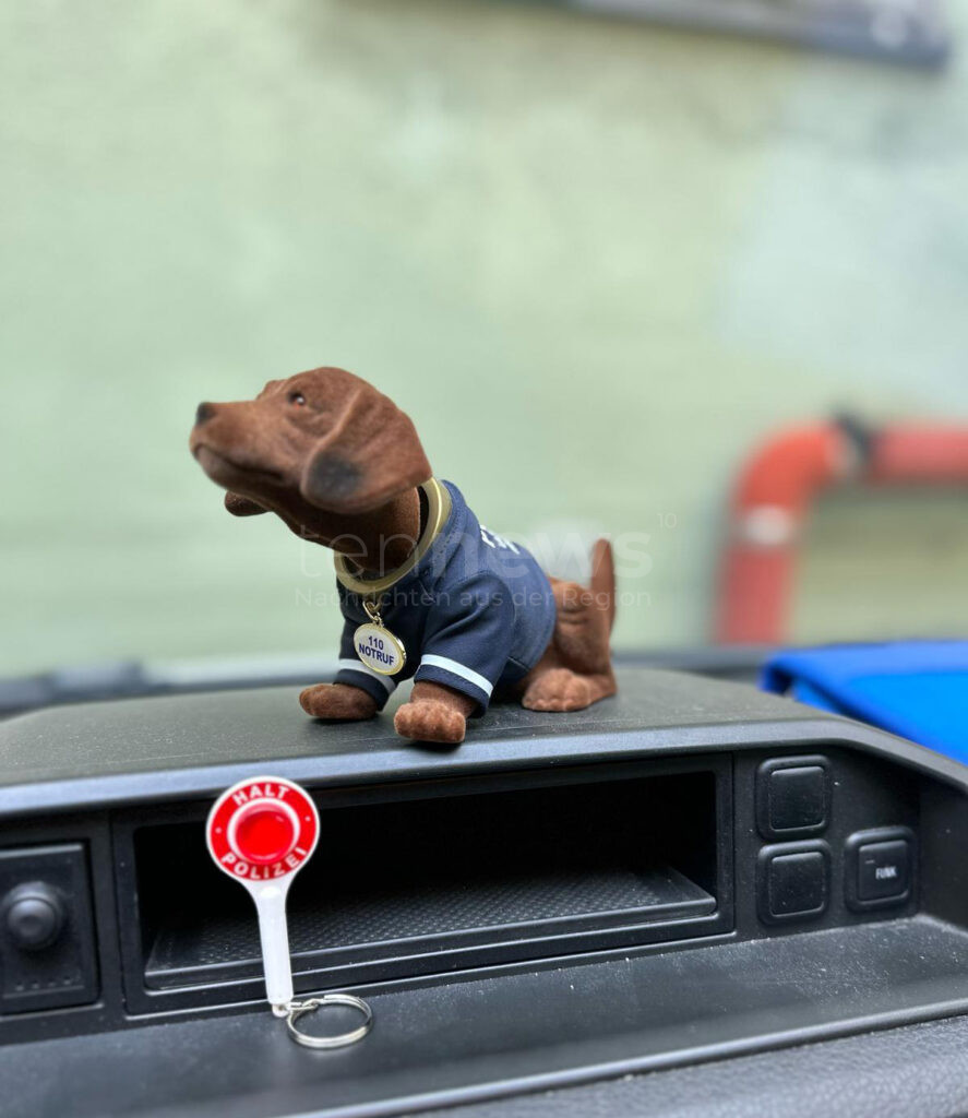 MÜNCHEN – Wackeldackel im Streifenwagen? 🐶🚓 Bayerns Polizei bekommt angeblich tierischen Beifahrer – doch leider alles ist nur ein Aprilscherz. 😉