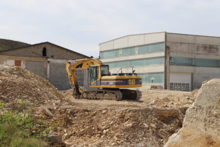 ROHRBACH - 💥 Gasleitung am Dienstag (26.11.2025) beschädigt! Bagger traf Leitung - Wohnhaus evakuiert, 35 Feuerwehrleute im Einsatz! 🚒