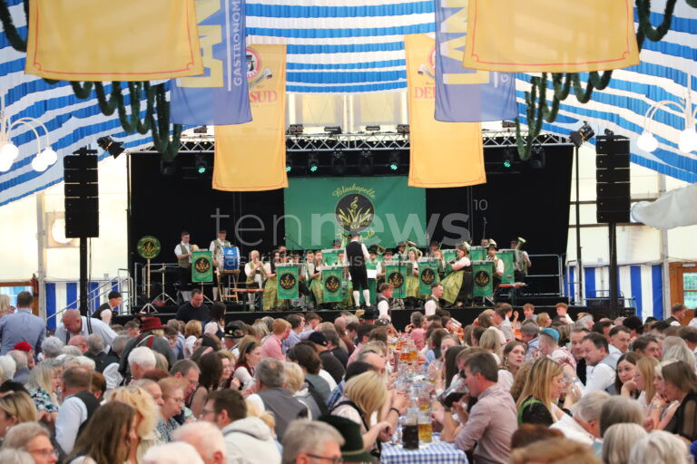 KARLSHULD – Dienstag (29.04.2025): Mit Bieranstich startete das 54. Donaumoos-Volksfest 🍻🎡 Musik, Festzelt, Familiennachmittag & mehr bis 4. Mai!