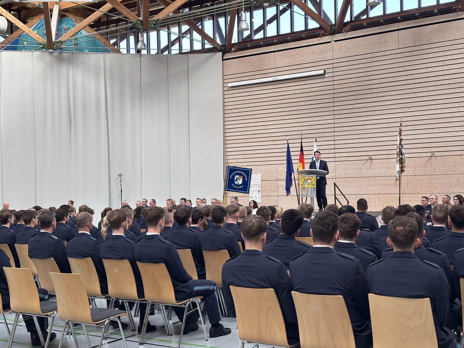 EICHSTÄTT – Freitag (04.04.2025) wurden 120 neue Anwärter der Polizei begrüßt. 👮‍♂️ Sie tragen künftig Verantwortung für Bayerns Sicherheit. 🚨