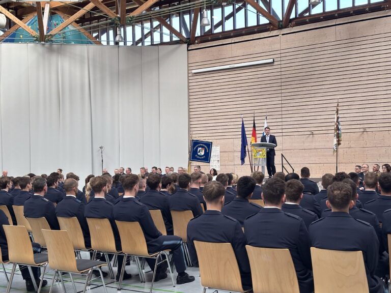 EICHSTÄTT – Freitag (04.04.2025) wurden 120 neue Anwärter der Polizei begrüßt. 👮‍♂ Sie tragen künftig Verantwortung für Bayerns Sicherheit. 🚨