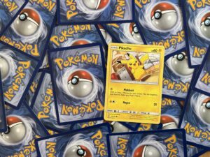 EICHSTÄTT – Montag (14.04.2025): Frau stiehlt Pokémon-Karten in Buchhandlung – Polizei bittet um Hinweise 📚🕵‍♂