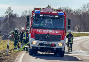 PÖTTMES - 🔥 Lkw-Reifen fängt am Dienstag (13.05.2025) während der Fahrt Feuer! Fünf Feuerwehren verhindern Übergreifen der Flammen auf wertvolle Holzladung - Technischer Defekt als Ursache. 🚒
