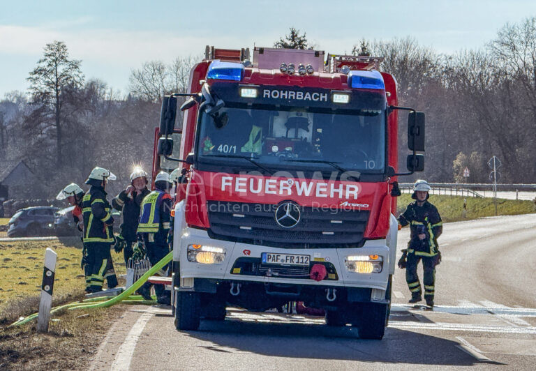 PÖTTMES - 🔥 Lkw-Reifen fängt am Dienstag (13.05.2025) während der Fahrt Feuer! Fünf Feuerwehren verhindern Übergreifen der Flammen auf wertvolle Holzladung - Technischer Defekt als Ursache. 🚒