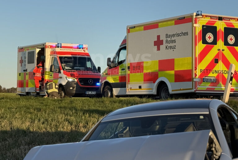 🚨 WAIDHOFEN – Unfallkette auf der B300 am Freitagabend (04.04.2025). Vier Verletzte, Auto landet im Graben. Polizei bittet um Hinweise. 🛑