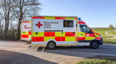 ERLANGEN - 🚗 Dreijährige mit Laufrad am Mittwoch (07.05.2025) unter Auto geraten – Kind dank Schutzengel nur leicht verletzt, Ermittlungen gegen Fahrer 🚑