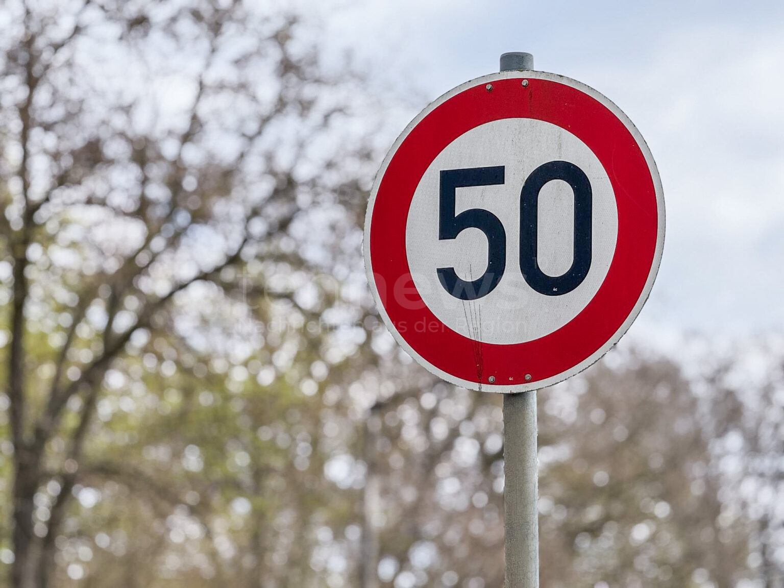 TIRSCHENREUTH - 🚧 Diebstahl von Dienstag bis Mittwoch (09.-10.07.2025)! Fünf Verkehrszeichen von Baustelle gestohlen - 600 Euro Schaden! 🚔