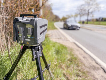 REGENSBURG - 🚓 Geschwindigkeitskontrollen am Donnerstag (09.05.2025) an drei Messstellen! 84 Verkehrssünder erwischt - Spitzenreiter mit 143 km/h statt 100 km/h, zwei Fahrverbote drohen! 📸